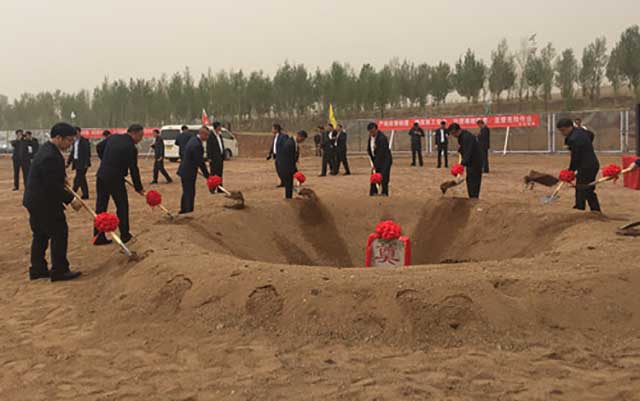 中慶建設集團李洪宇和朝陽市委市政府領(lǐng)導共同奠基_副本.jpg 中慶建設集團李洪宇和朝陽市委市政府領(lǐng)導共同奠基_副本.jpg